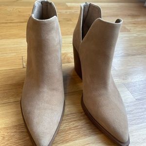 Vince Camuto Gigietta Bootie in color Tortilla. Size 9.